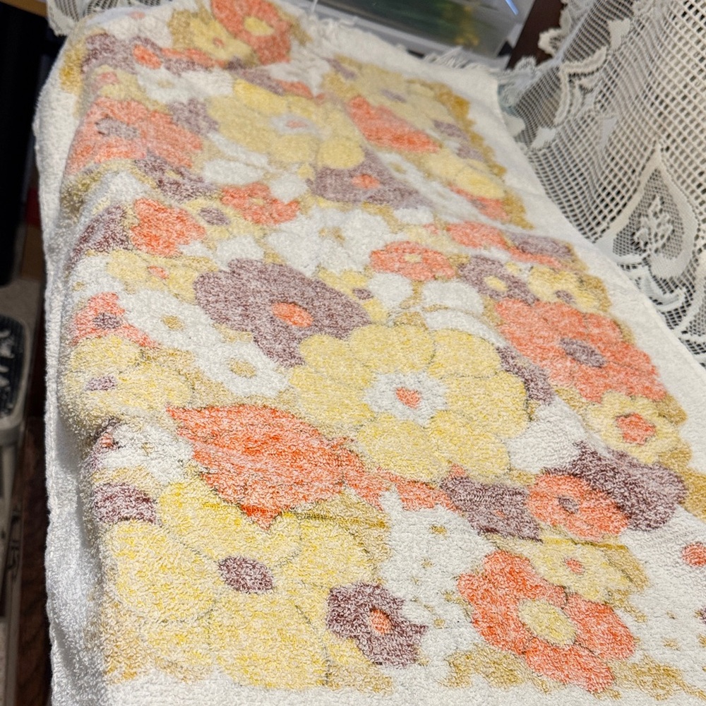 Retro Floral Bath and HandTowel - White, Orange, Yellow, Brown - Picture 9 of 16